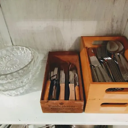 Schoeneberg Flat & Art Gallery شقة