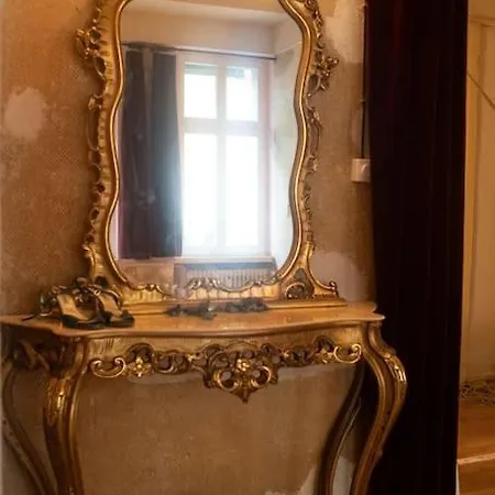 Schoeneberg Flat & Art Gallery Apartment