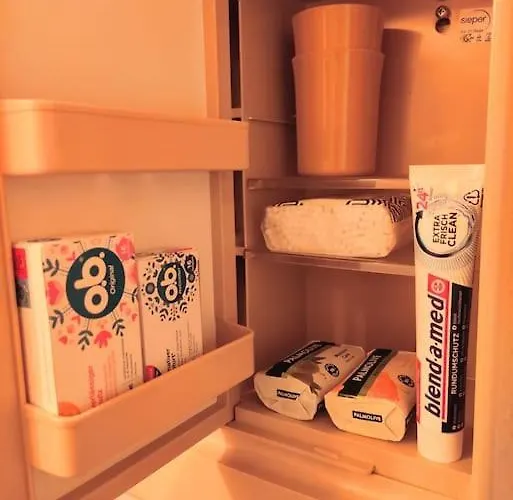 דירה Schoeneberg Flat & Art Gallery *